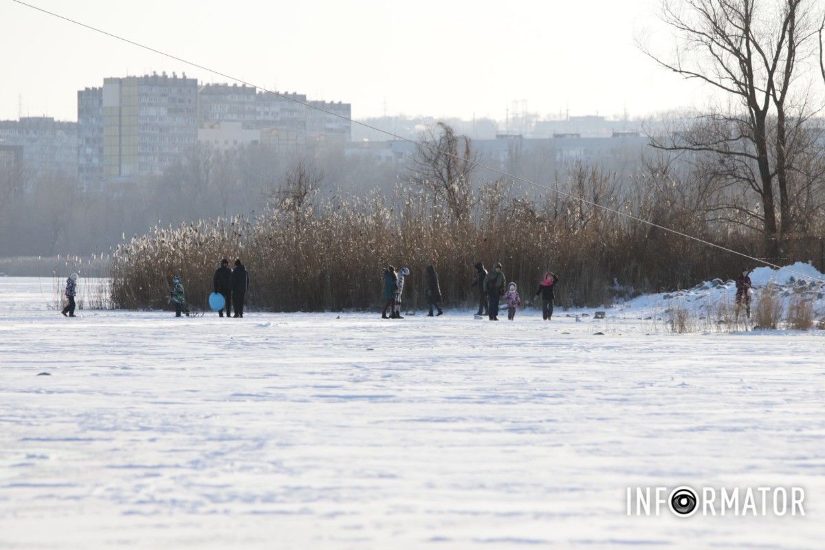 Зимові розваги на тонкому льоду: у Дніпрі діти та рибалки масово виходять на кригу 23
