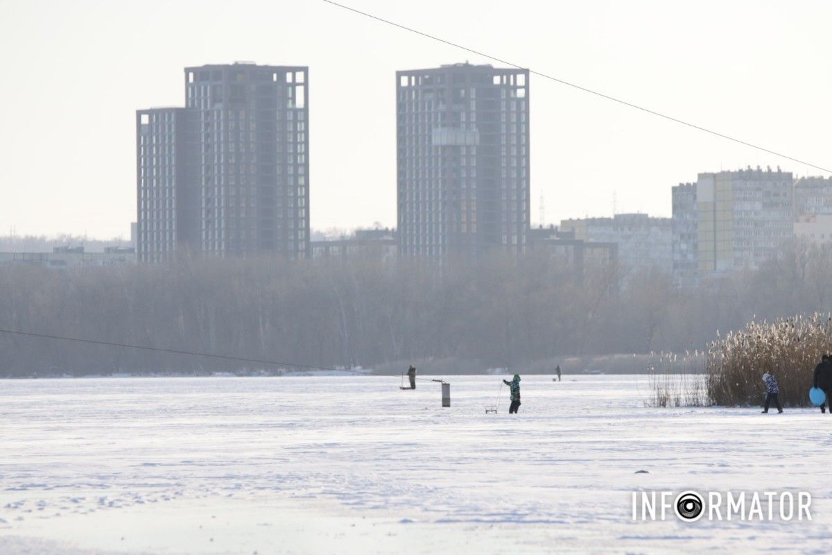 Зимові розваги на тонкому льоду: у Дніпрі діти та рибалки масово виходять на кригу 24