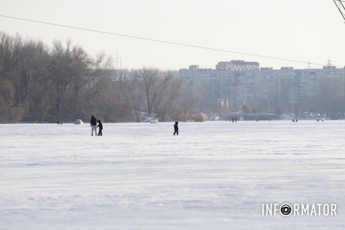 Зимові розваги на тонкому льоду: у Дніпрі діти та рибалки масово виходять на кригу 25