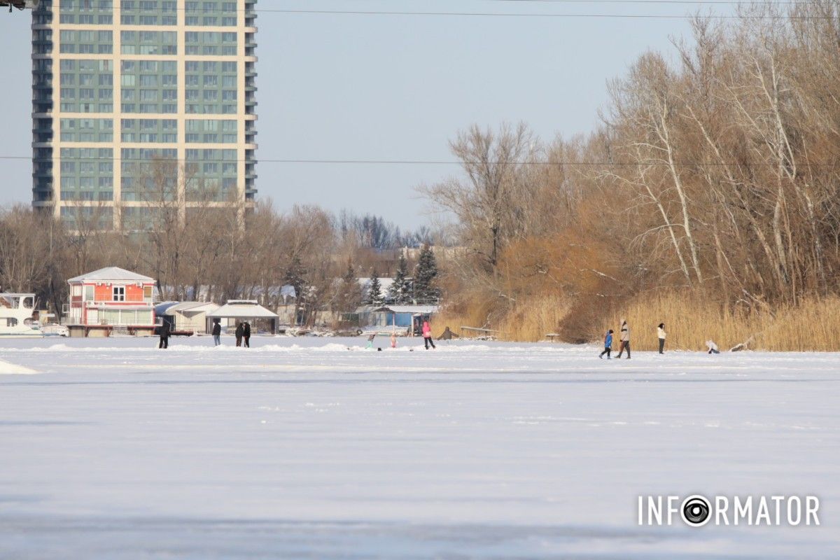 Зимові розваги на тонкому льоду: у Дніпрі діти та рибалки масово виходять на кригу 27