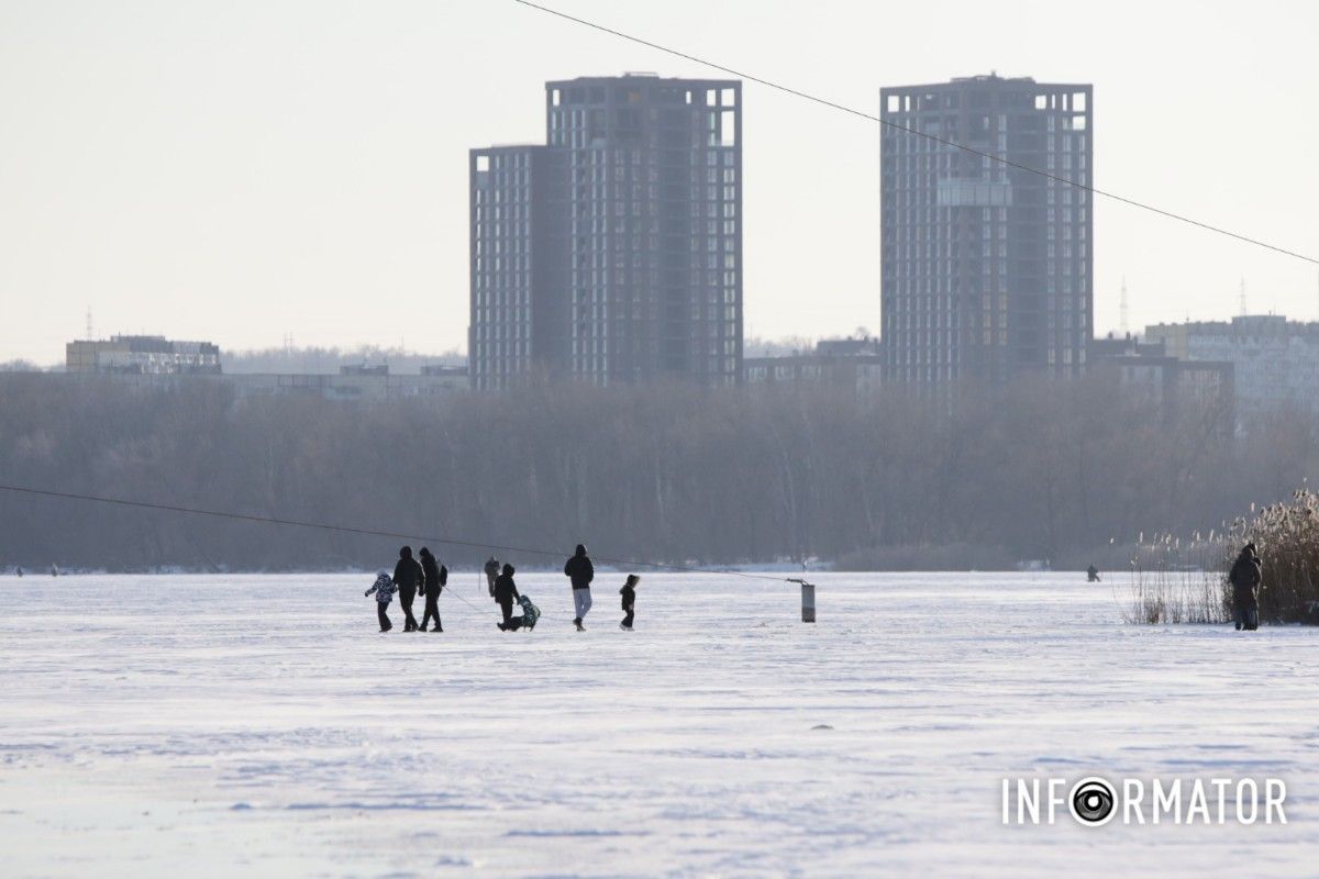 Зимові розваги на тонкому льоду: у Дніпрі діти та рибалки масово виходять на кригу 30