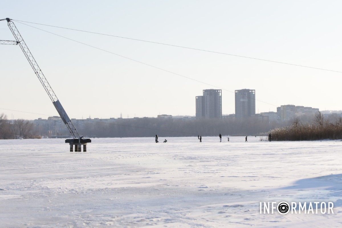 Зимові розваги на тонкому льоду: у Дніпрі діти та рибалки масово виходять на кригу 31