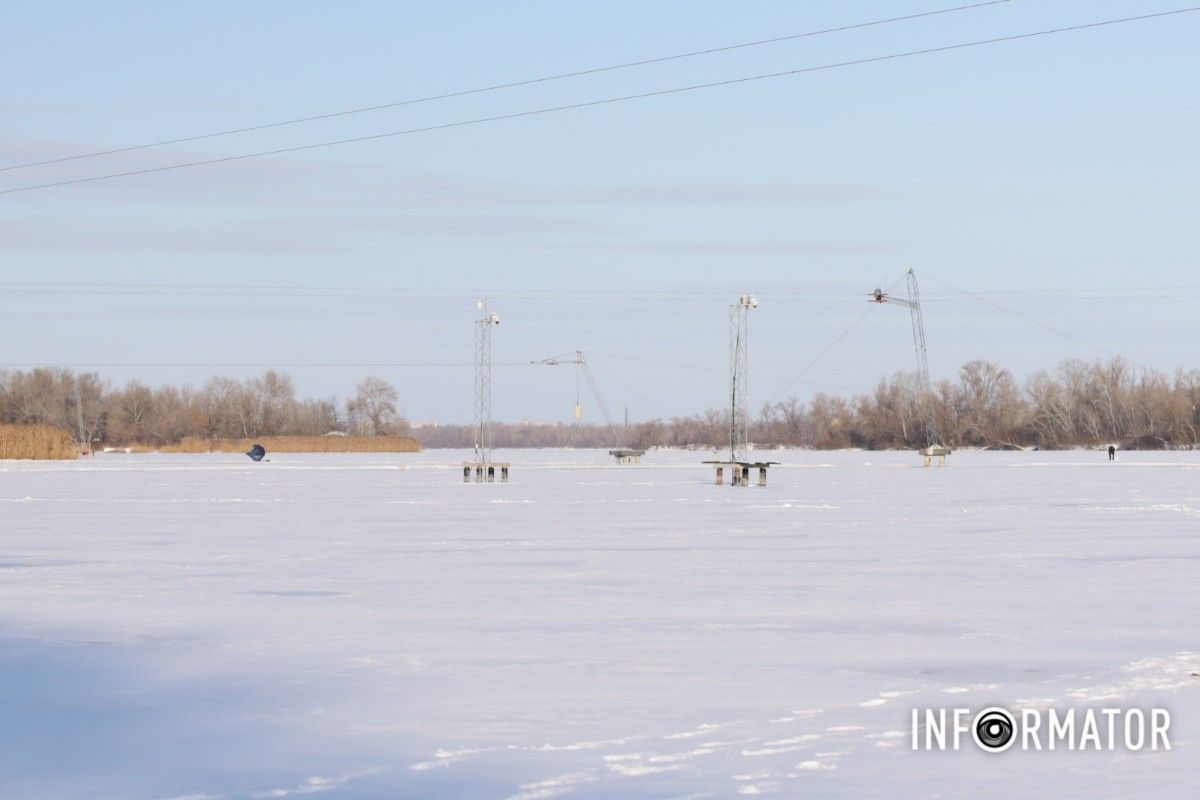 Зимові розваги на тонкому льоду: у Дніпрі діти та рибалки масово виходять на кригу 32