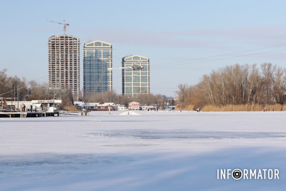 Зимові розваги на тонкому льоду: у Дніпрі діти та рибалки масово виходять на кригу 33