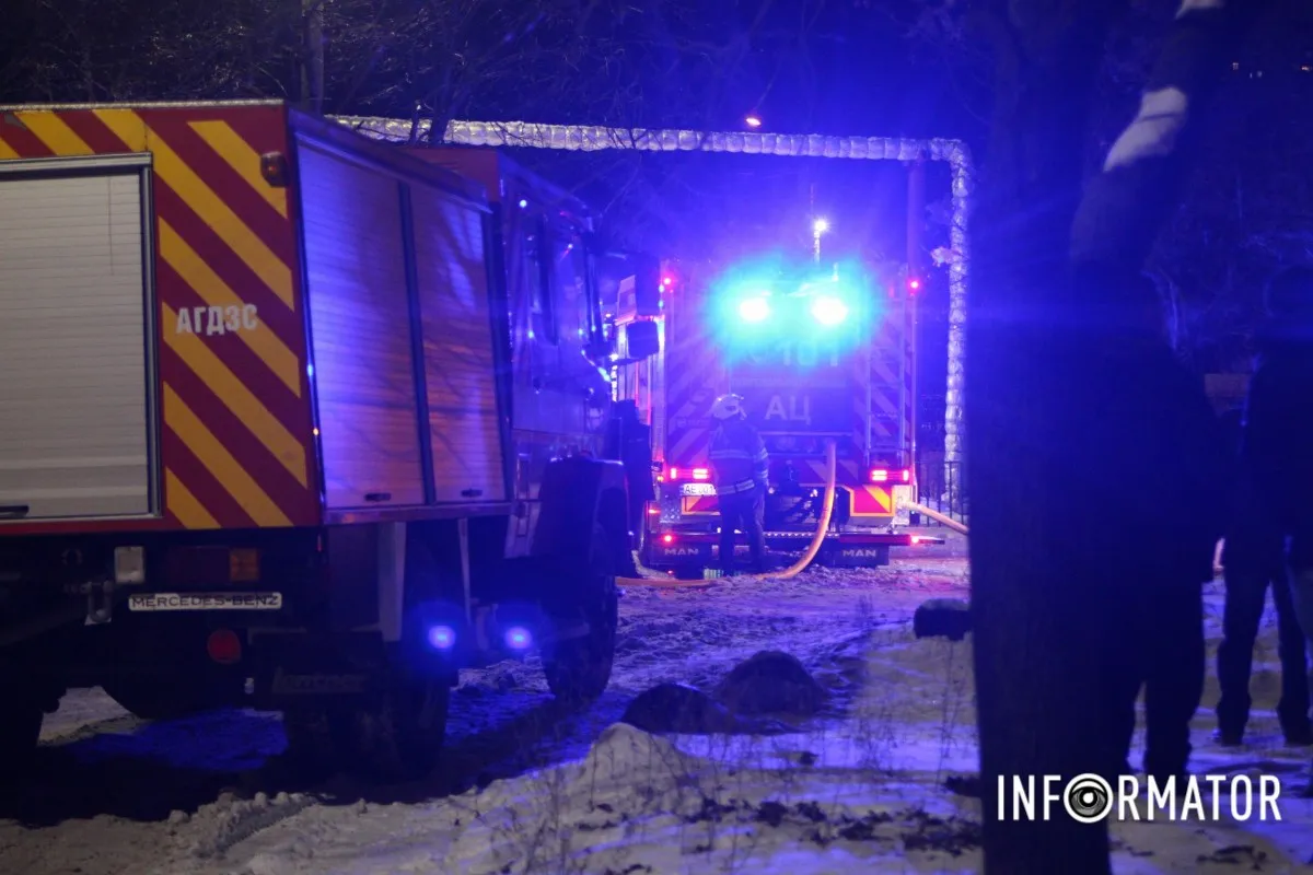 Величезний стовп диму: у Дніпрі на Набережній Перемоги №124 виникла пожежа у багатоповерхівці, займання гасять з крана 1