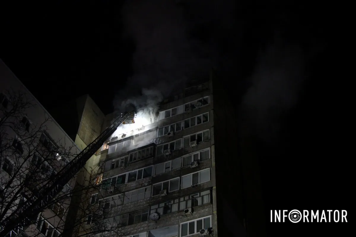 Величезний стовп диму: у Дніпрі на Набережній Перемоги №124 виникла пожежа у багатоповерхівці, займання гасять з крана 3