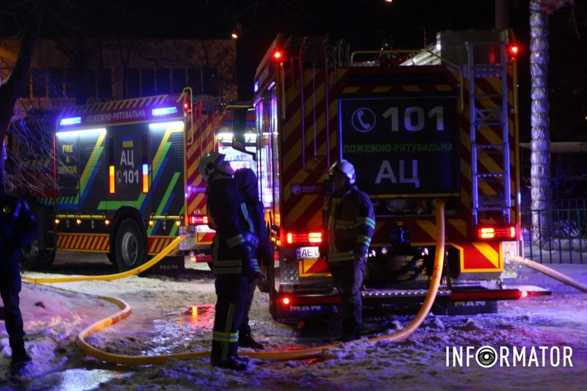 Величезний стовп диму: у Дніпрі на Набережній Перемоги №124 виникла пожежа у багатоповерхівці, займання гасять з крана 4