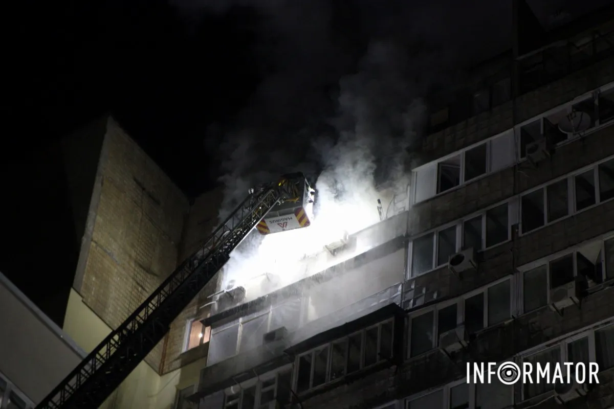 Величезний стовп диму: у Дніпрі на Набережній Перемоги №124 виникла пожежа у багатоповерхівці, займання гасять з крана 8