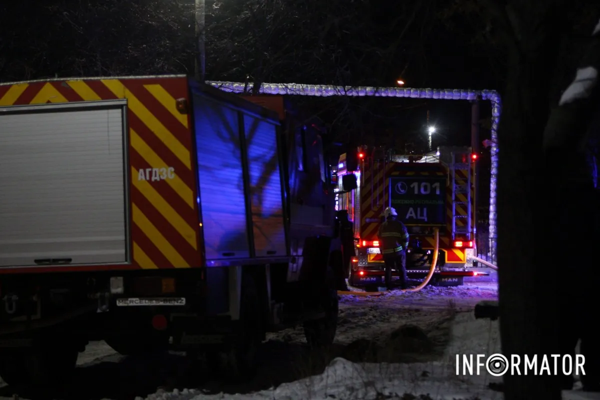 Величезний стовп диму: у Дніпрі на Набережній Перемоги №124 виникла пожежа у багатоповерхівці, займання гасять з крана 7