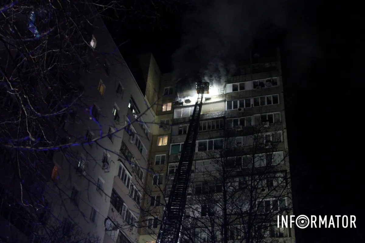 Величезний стовп диму: у Дніпрі на Набережній Перемоги №124 виникла пожежа у багатоповерхівці, займання гасять з крана 5