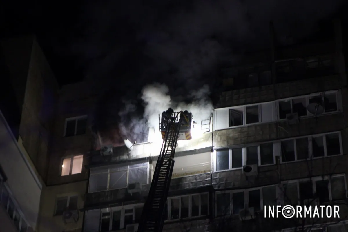 Величезний стовп диму: у Дніпрі на Набережній Перемоги №124 виникла пожежа у багатоповерхівці, займання гасять з крана 9