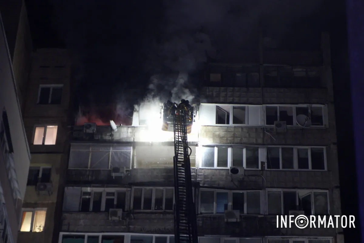 Величезний стовп диму: у Дніпрі на Набережній Перемоги №124 виникла пожежа у багатоповерхівці, займання гасять з крана 12