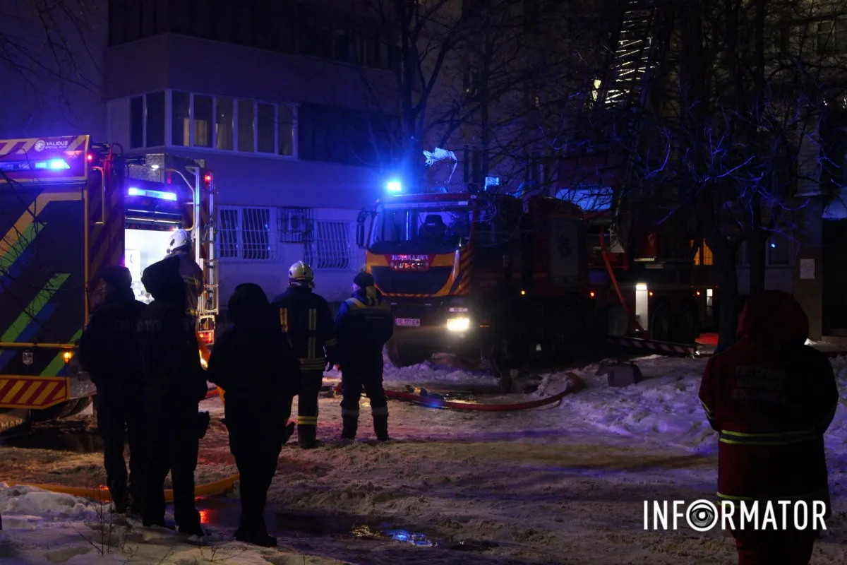 Величезний стовп диму: у Дніпрі на Набережній Перемоги №124 виникла пожежа у багатоповерхівці, займання гасять з крана 13