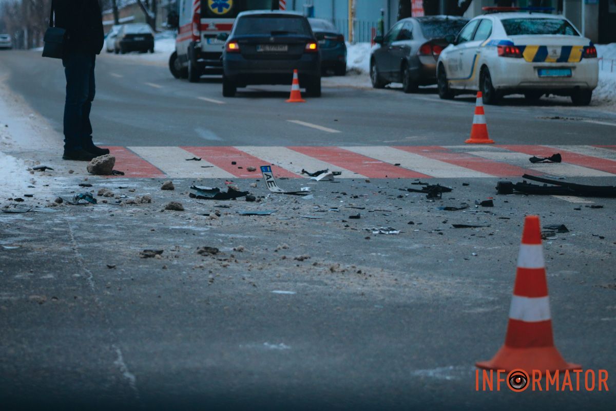 У Дніпрі на вулиці Робочій зіштовхнулись Skoda та «швидка»: рух ускладнений 15