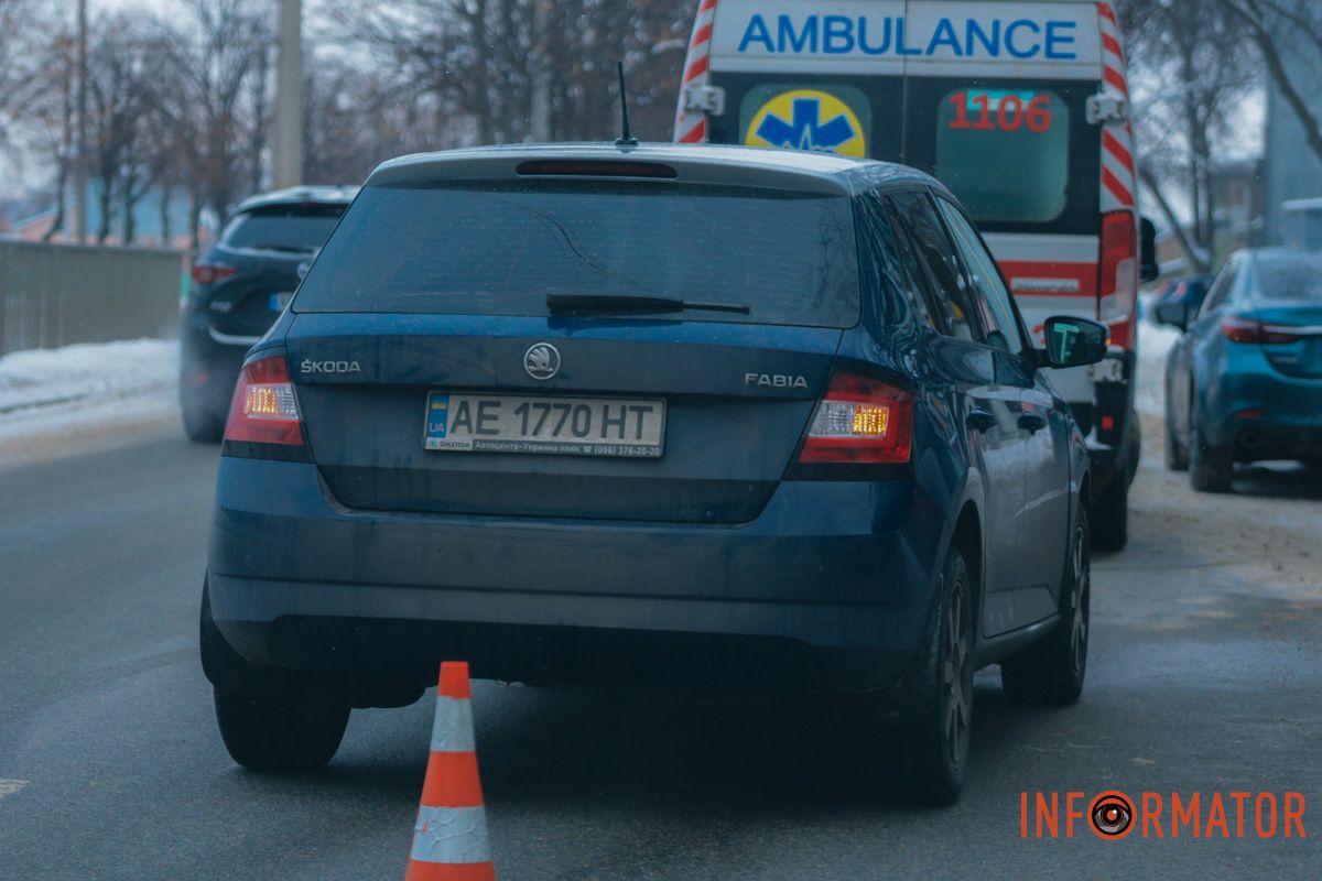 У Дніпрі на вулиці Робочій зіштовхнулись Skoda та «швидка»: рух ускладнений 13