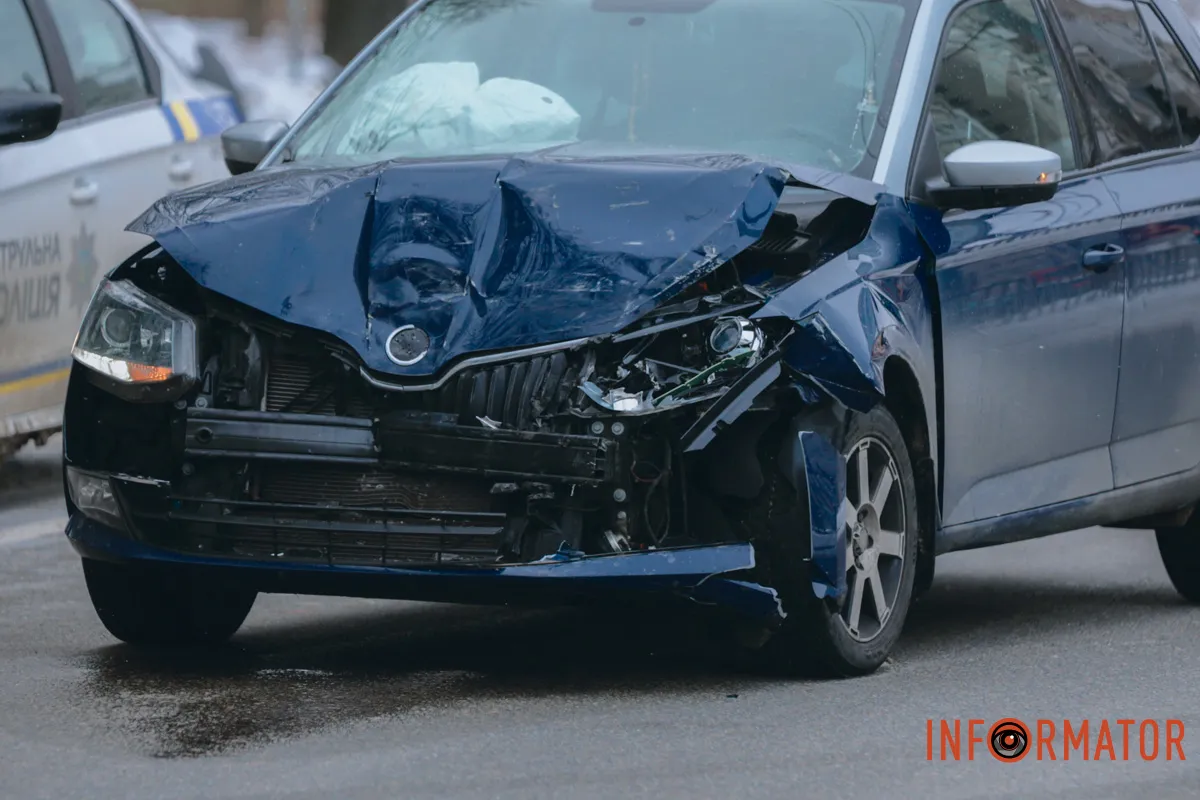 У Дніпрі на вулиці Робочій зіштовхнулись Skoda та «швидка»: рух ускладнений 3