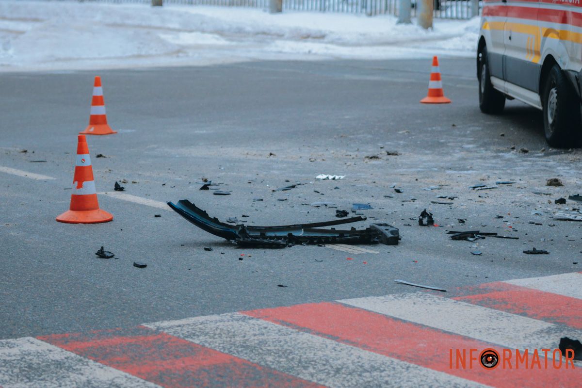 У Дніпрі на вулиці Робочій зіштовхнулись Skoda та «швидка»: рух ускладнений 8