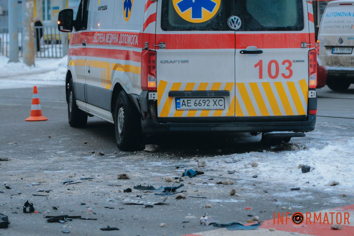 У Дніпрі на вулиці Робочій зіштовхнулись Skoda та «швидка»: рух ускладнений 9