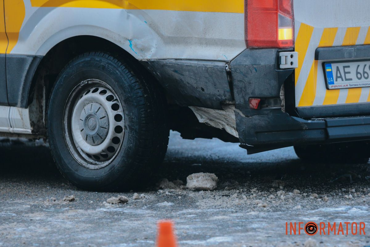 У Дніпрі на вулиці Робочій зіштовхнулись Skoda та «швидка»: рух ускладнений 4