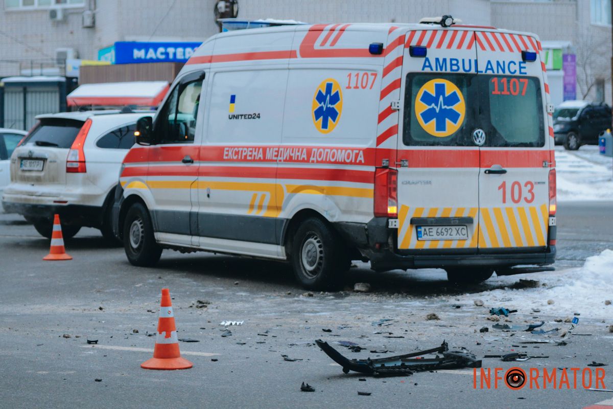 У Дніпрі на вулиці Робочій зіштовхнулись Skoda та «швидка»: рух ускладнений 10