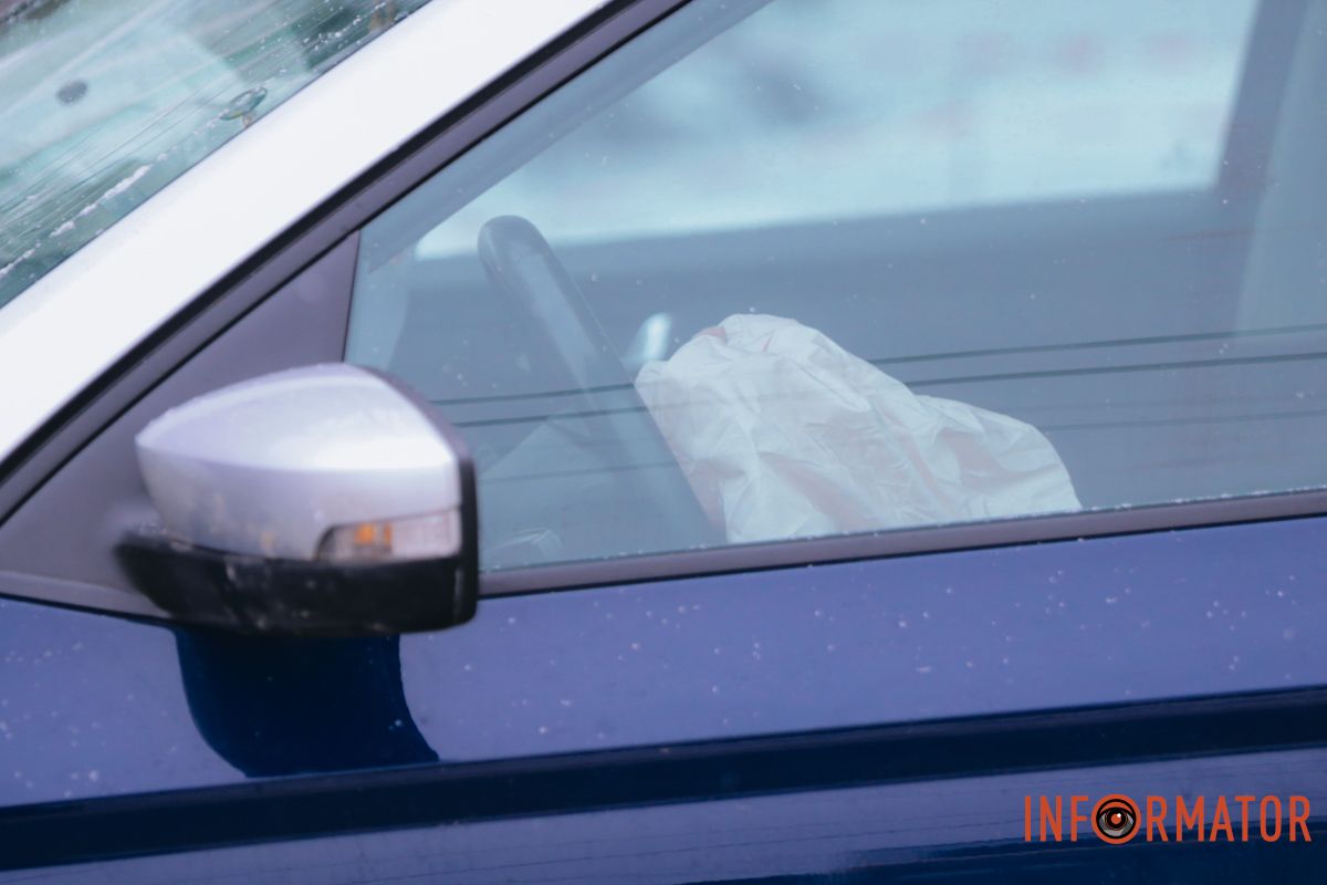 У Дніпрі на вулиці Робочій зіштовхнулись Skoda та «швидка»: рух ускладнений 6