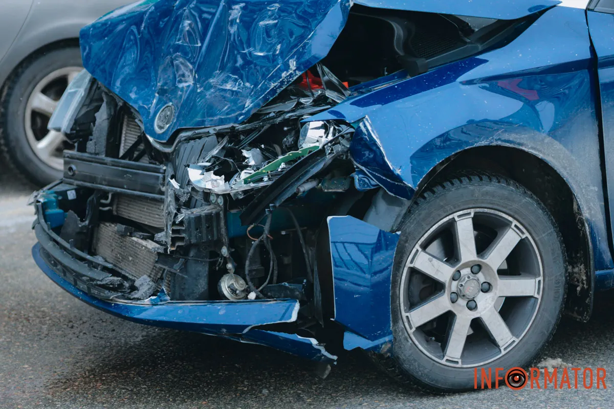 У Дніпрі на вулиці Робочій зіштовхнулись Skoda та «швидка»: рух ускладнений 1