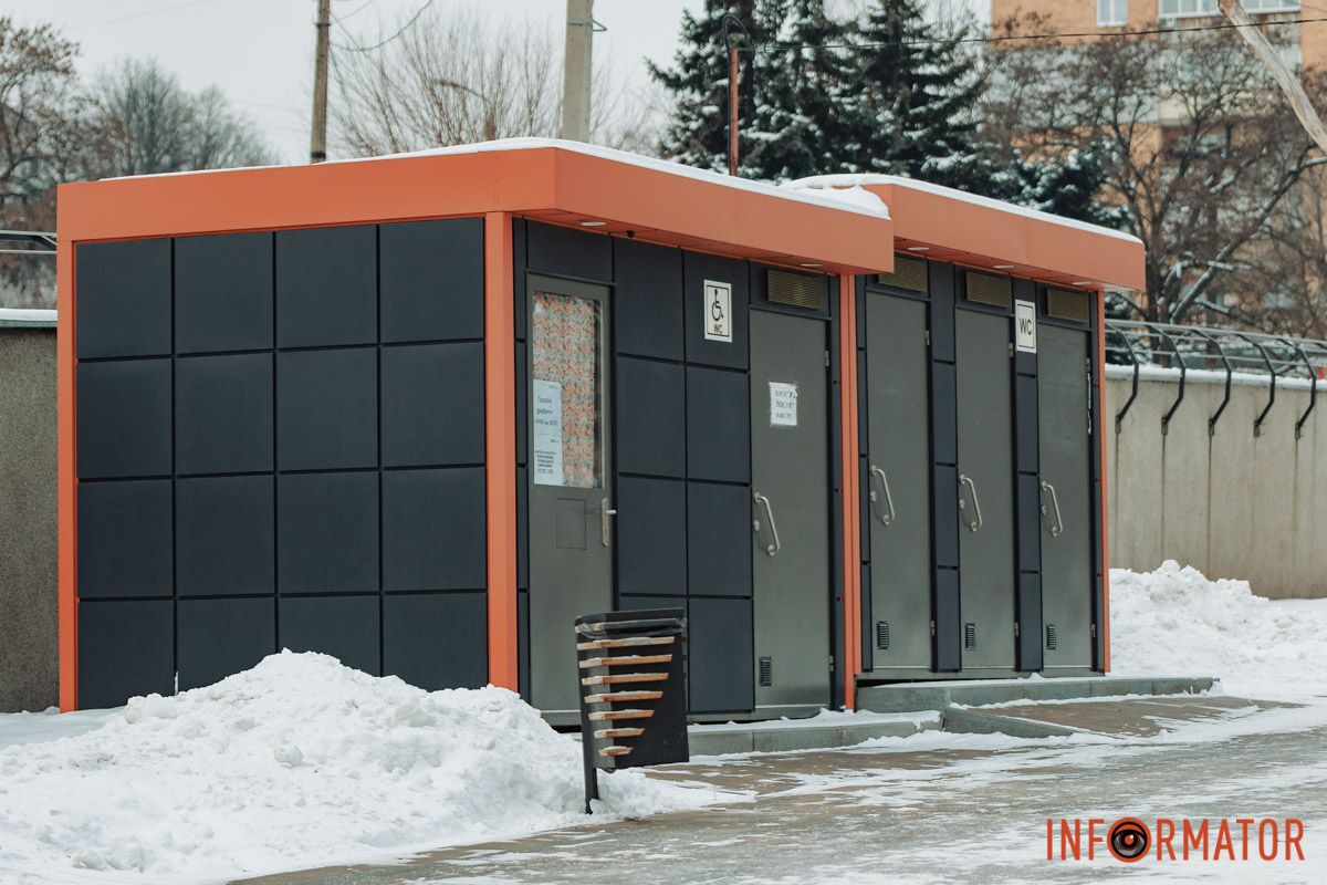 У сквері працює громадська вбиральня, пристосована для людей з інвалідністю