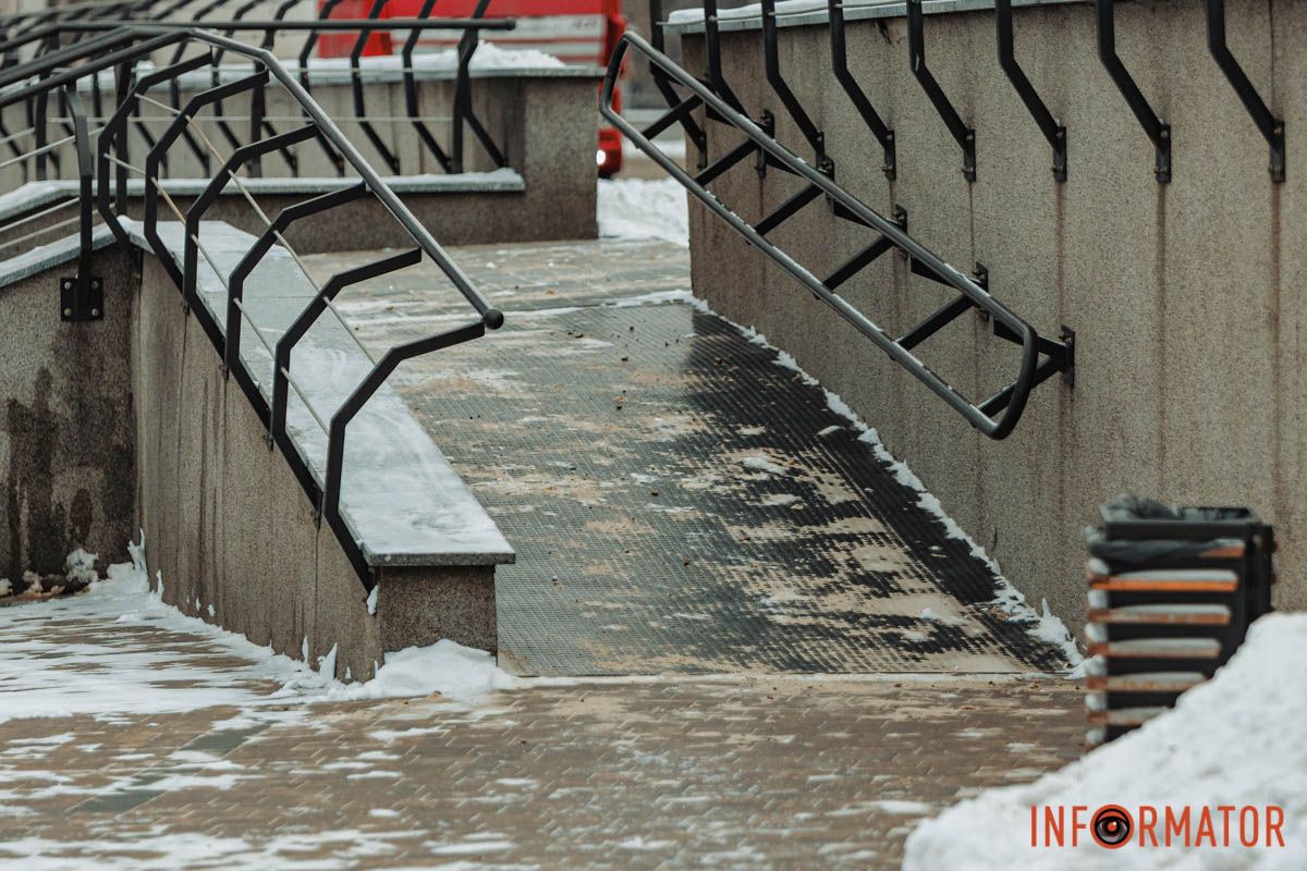 На території відсутні сходи, що покращує доступність простору