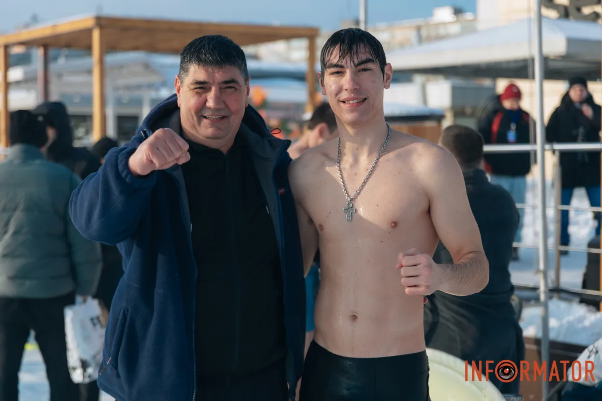 Деякі люди продовжують святкувати Водохреще 19 січня