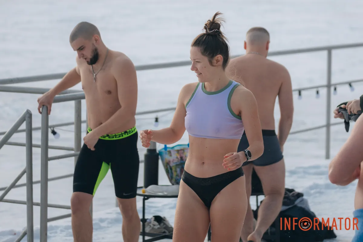 А ви змогли б поплавати у річці взимку?