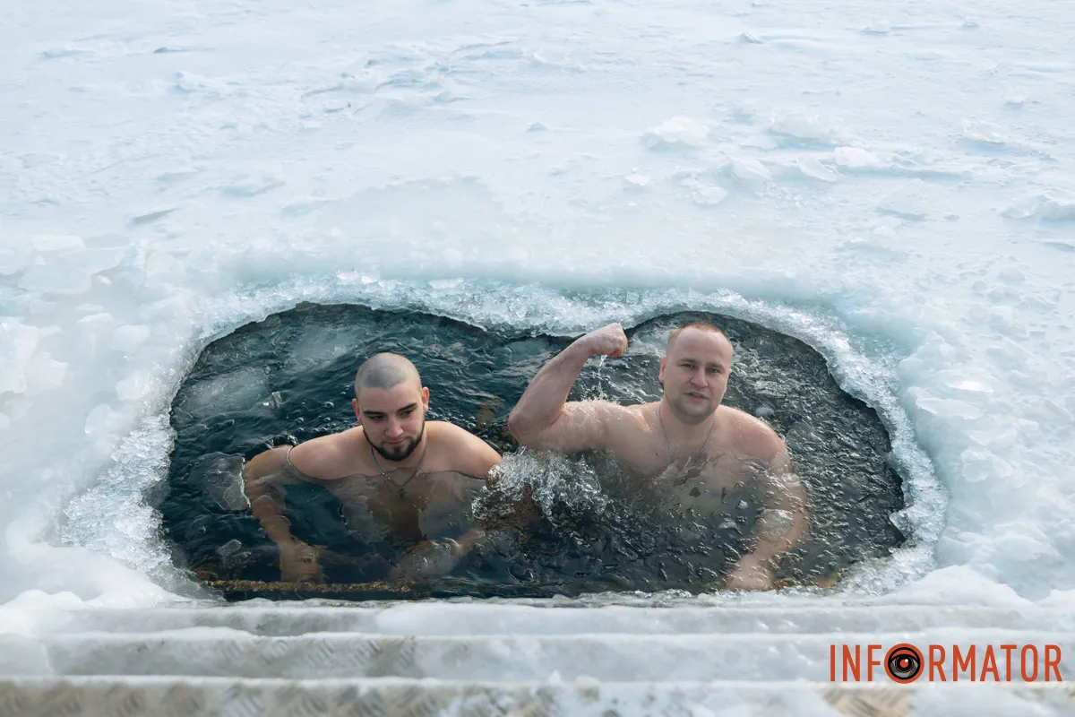 Церква не забороняє пірнати у зимову воду