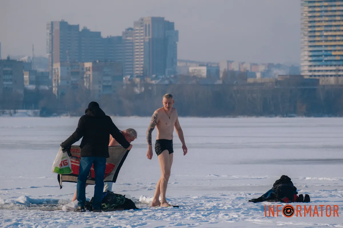 У Священному Писанні сказано, що під час Хрещення на Ісуса Христа з неба у вигляді голуба зійшов Святий Дух і пролунав голос Бога-Отця