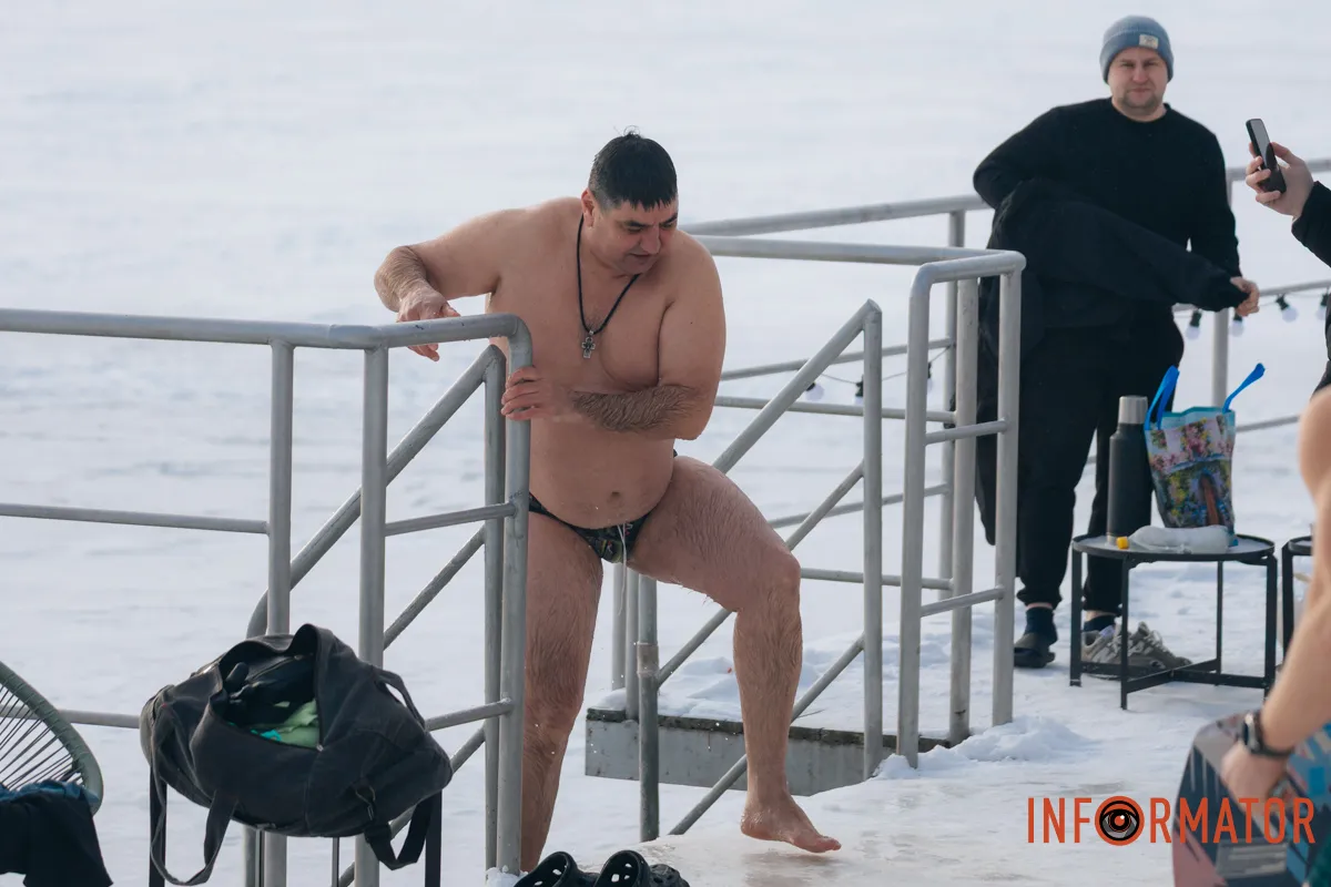 У країнах грецької церковної традиції поширений звичай освячувати води через кидання в них дерев'яного хреста