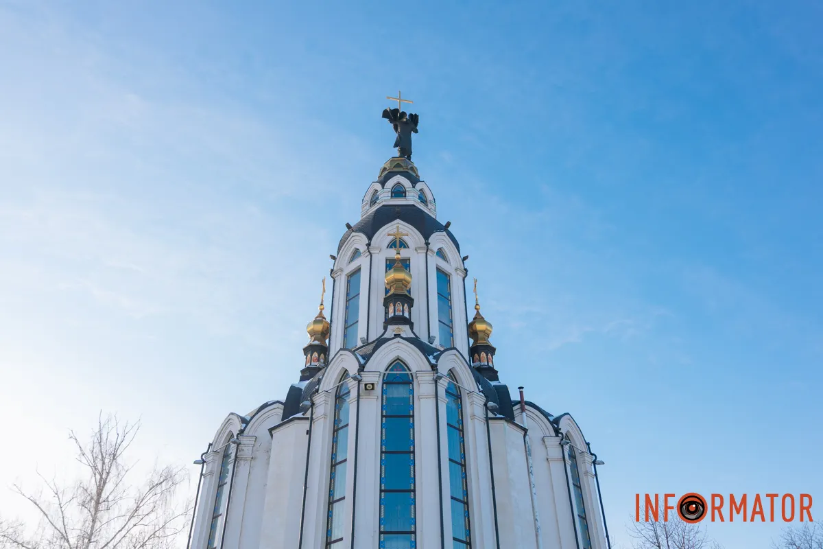 Статуя та куполи