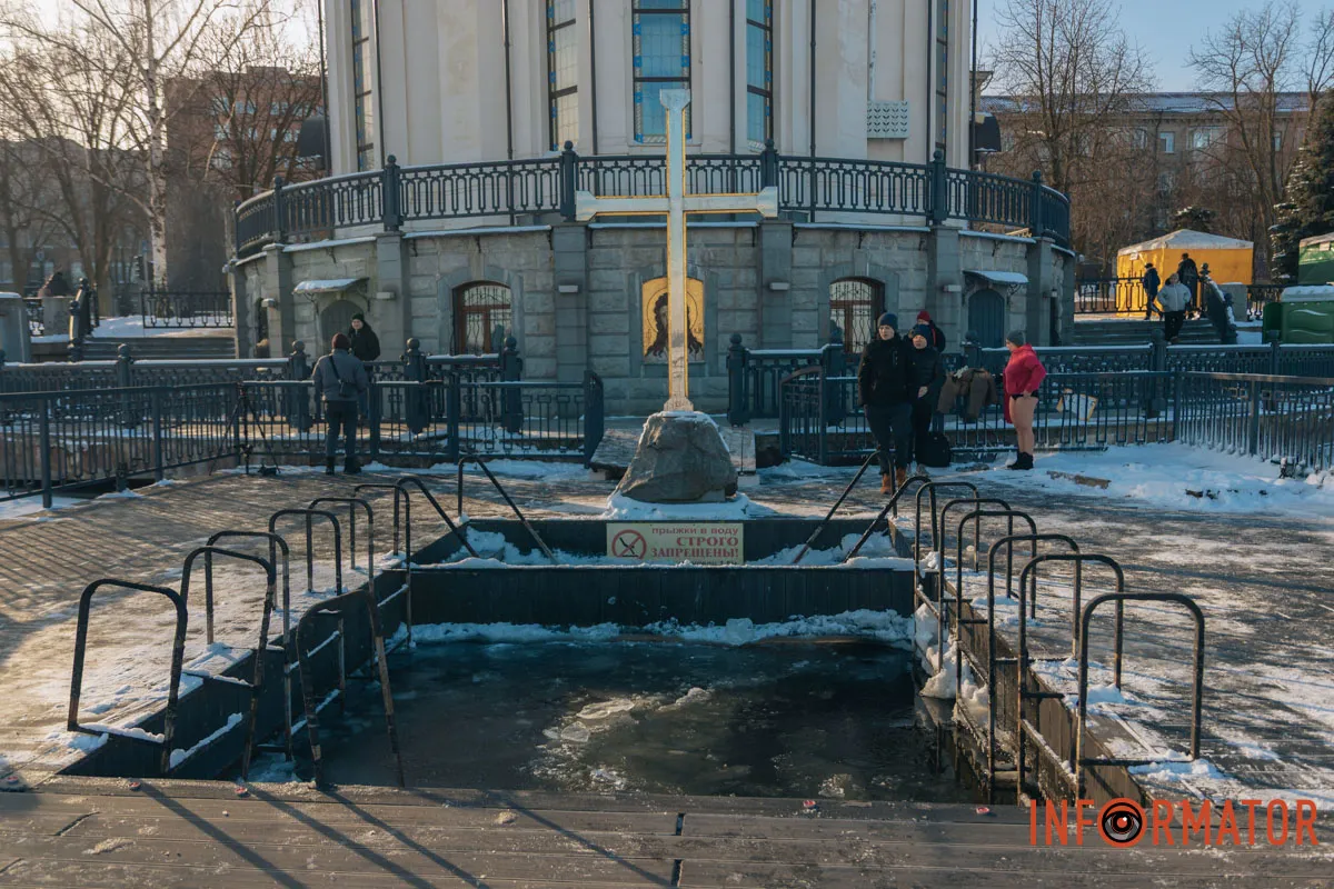 Людно було біля Храму собору святого Іоанна Хрестителя на Січеславській Набережній