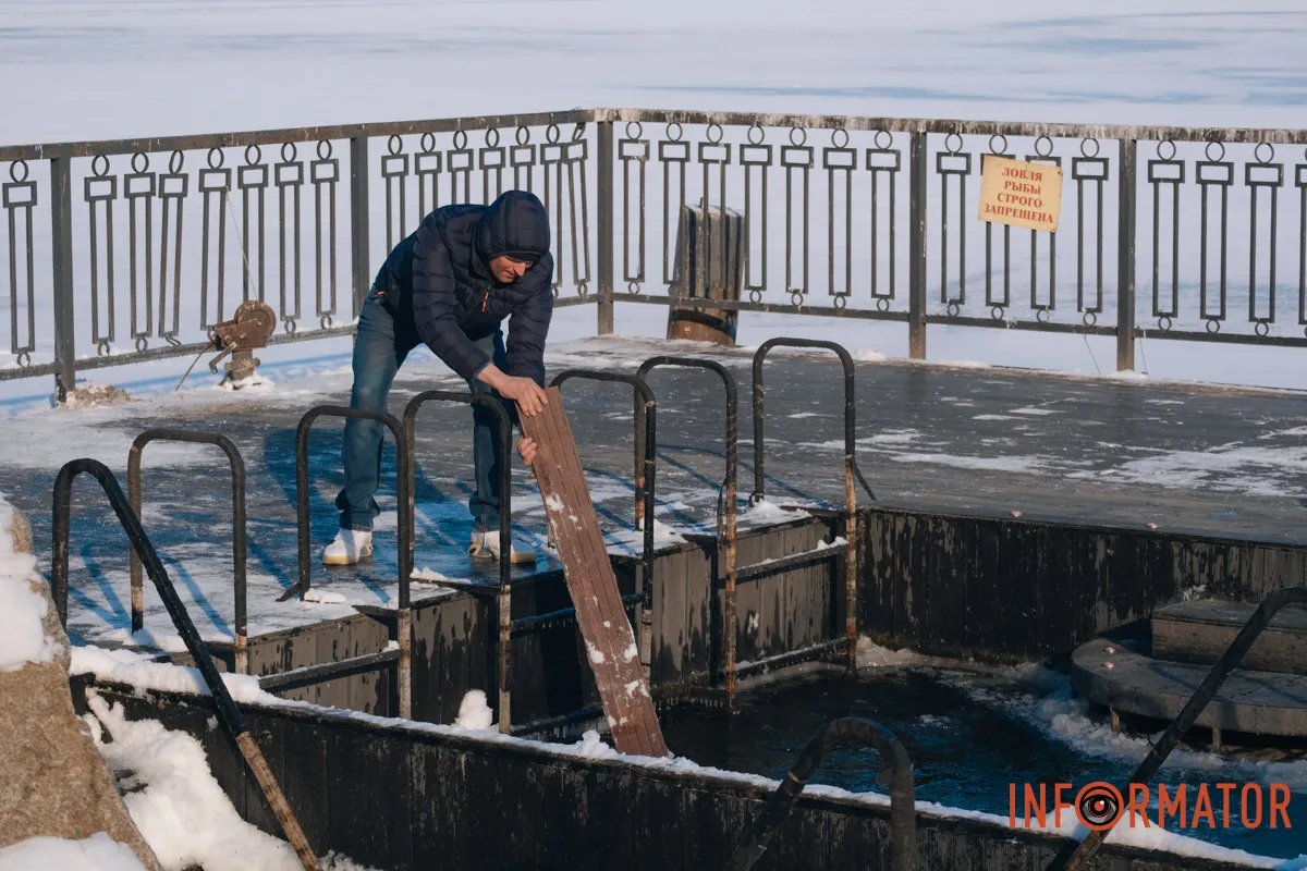 Лікарі категорично не радять занурюватися у крижану воду людям, які мають хронічні хвороби серця, легень, нирок
