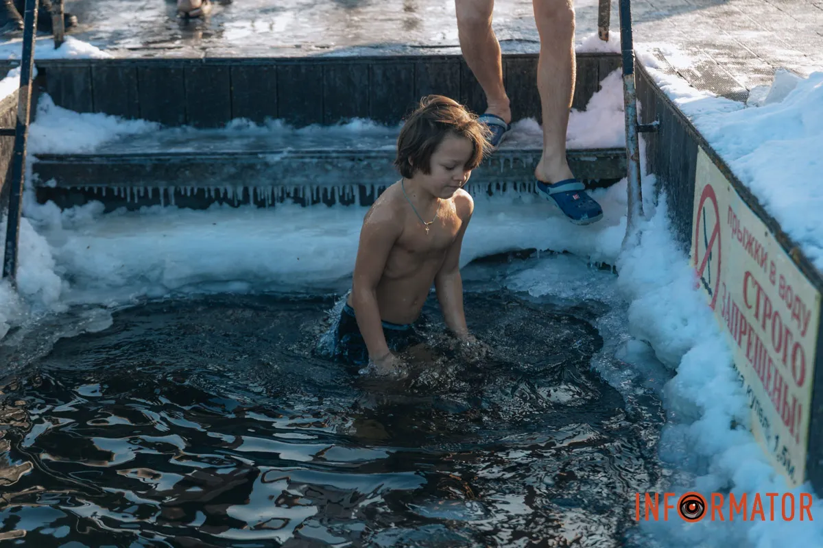 Занурювались люди різного віку