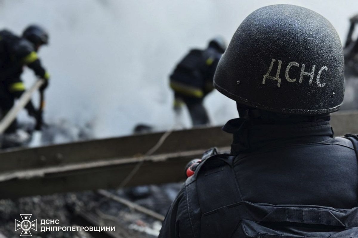 Є постраждалі та руйнування: перші фото нічної атаки росіян на Дніпро 1