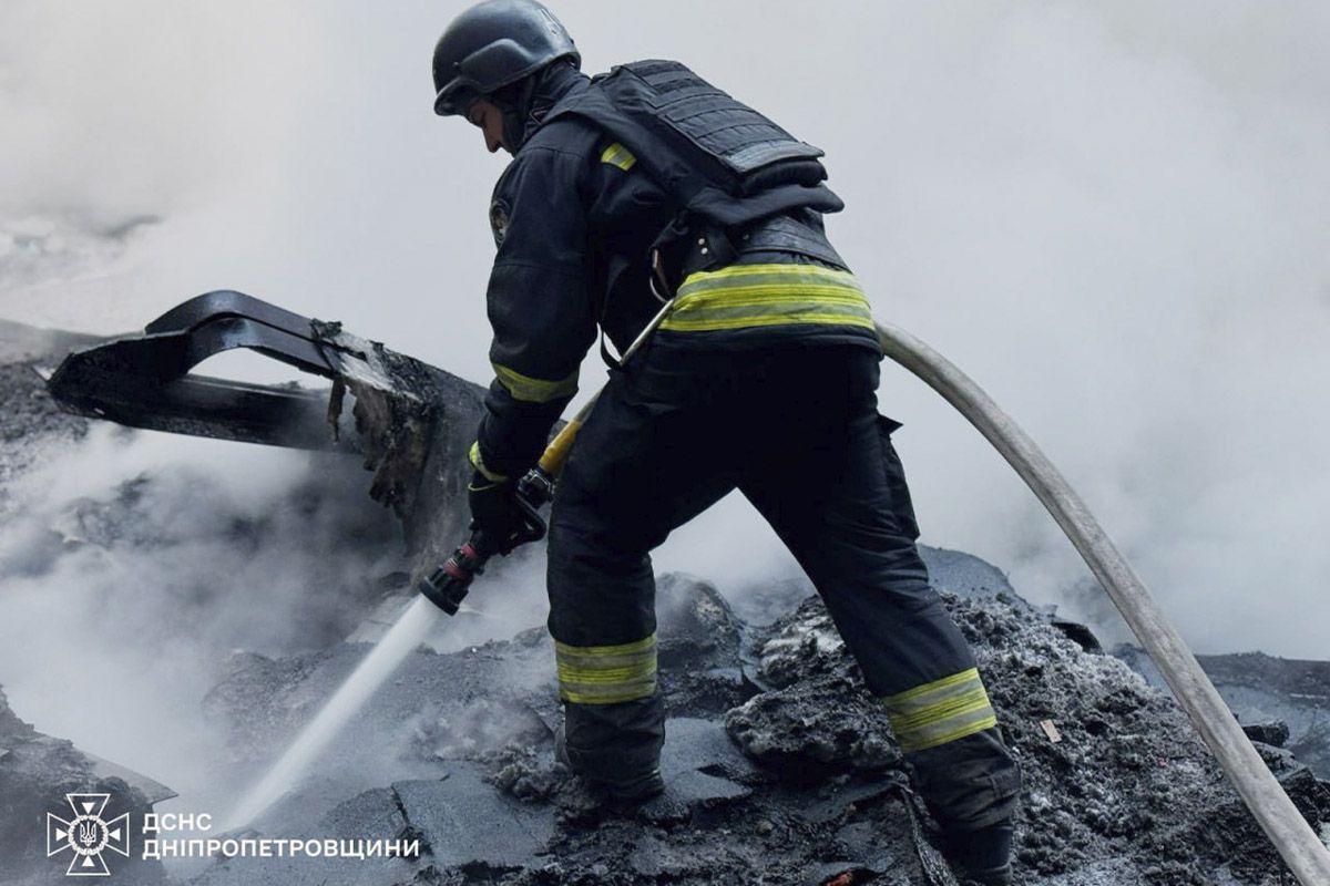 Є постраждалі та руйнування: перші фото нічної атаки росіян на Дніпро 2