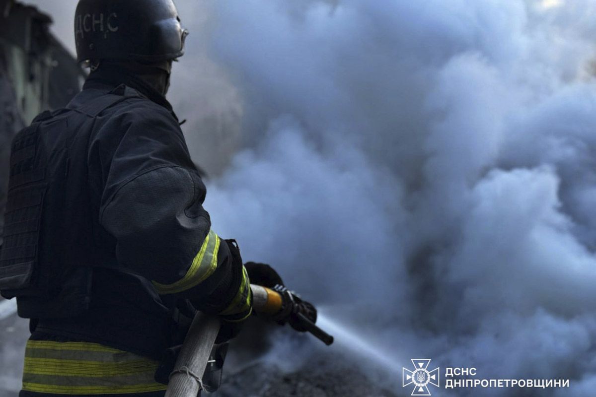 Є постраждалі та руйнування: перші фото нічної атаки росіян на Дніпро 3