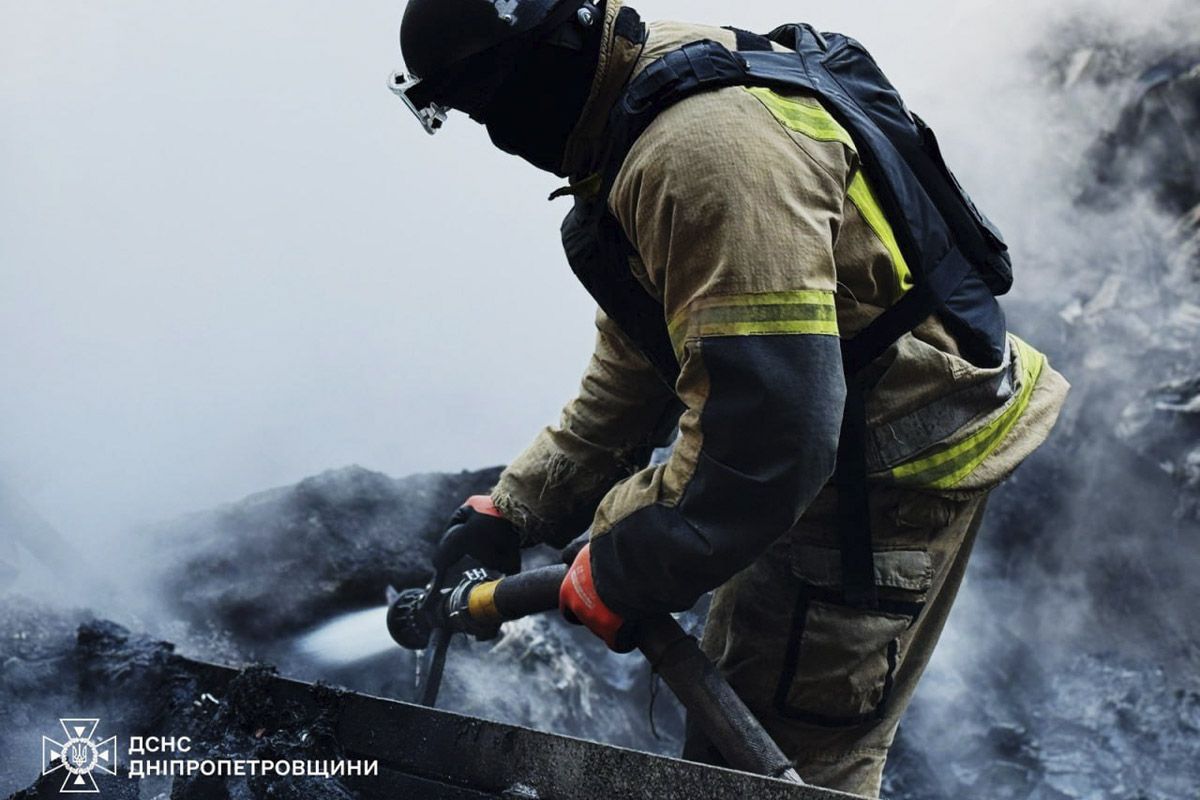 Є постраждалі та руйнування: перші фото нічної атаки росіян на Дніпро 4