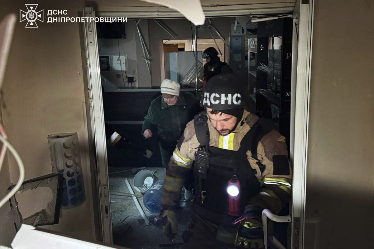 Є постраждалі та руйнування: перші фото нічної атаки росіян на Дніпро 6