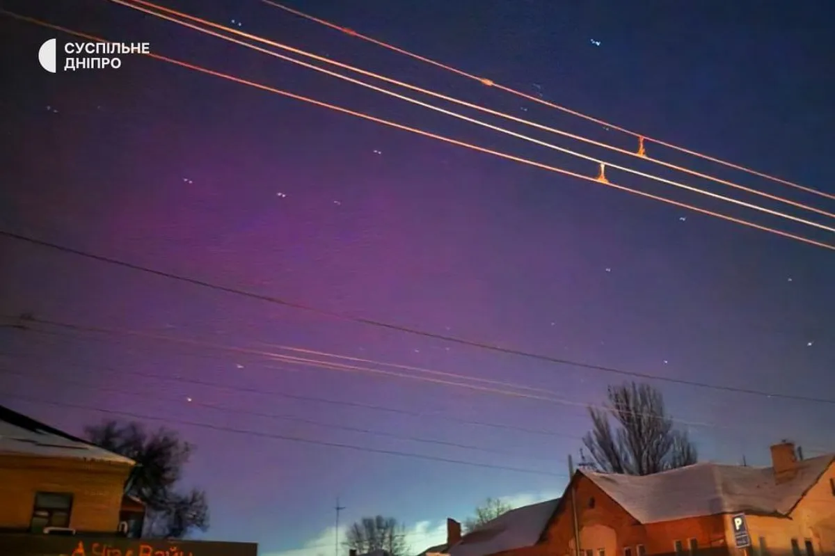 Від червоного та пурпурного – до зеленого: в небі у Дніпрі та області вночі можна було побачити полярне сяйво 16