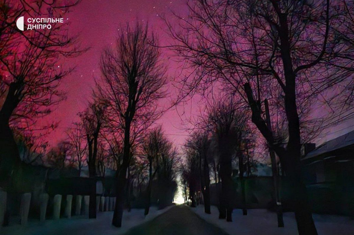 Від червоного та пурпурного – до зеленого: в небі у Дніпрі та області вночі можна було побачити полярне сяйво 20