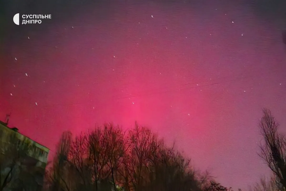 Від червоного та пурпурного – до зеленого: в небі у Дніпрі та області вночі можна було побачити полярне сяйво 18