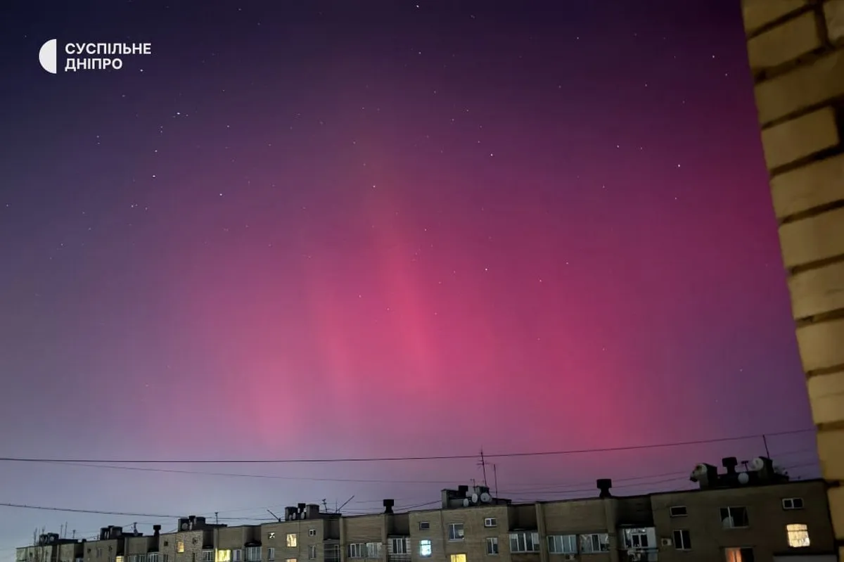 Від червоного та пурпурного – до зеленого: в небі у Дніпрі та області вночі можна було побачити полярне сяйво 17