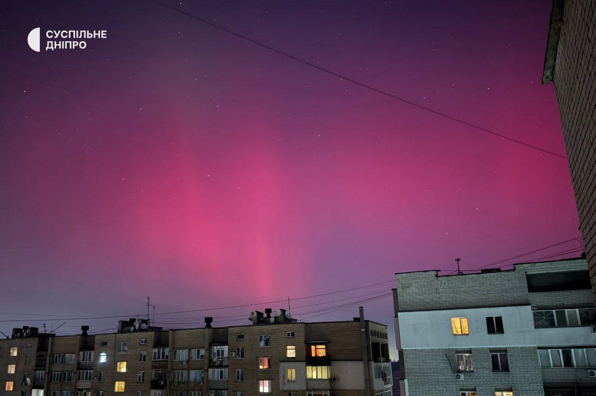 Від червоного та пурпурного – до зеленого: в небі у Дніпрі та області вночі можна було побачити полярне сяйво 21