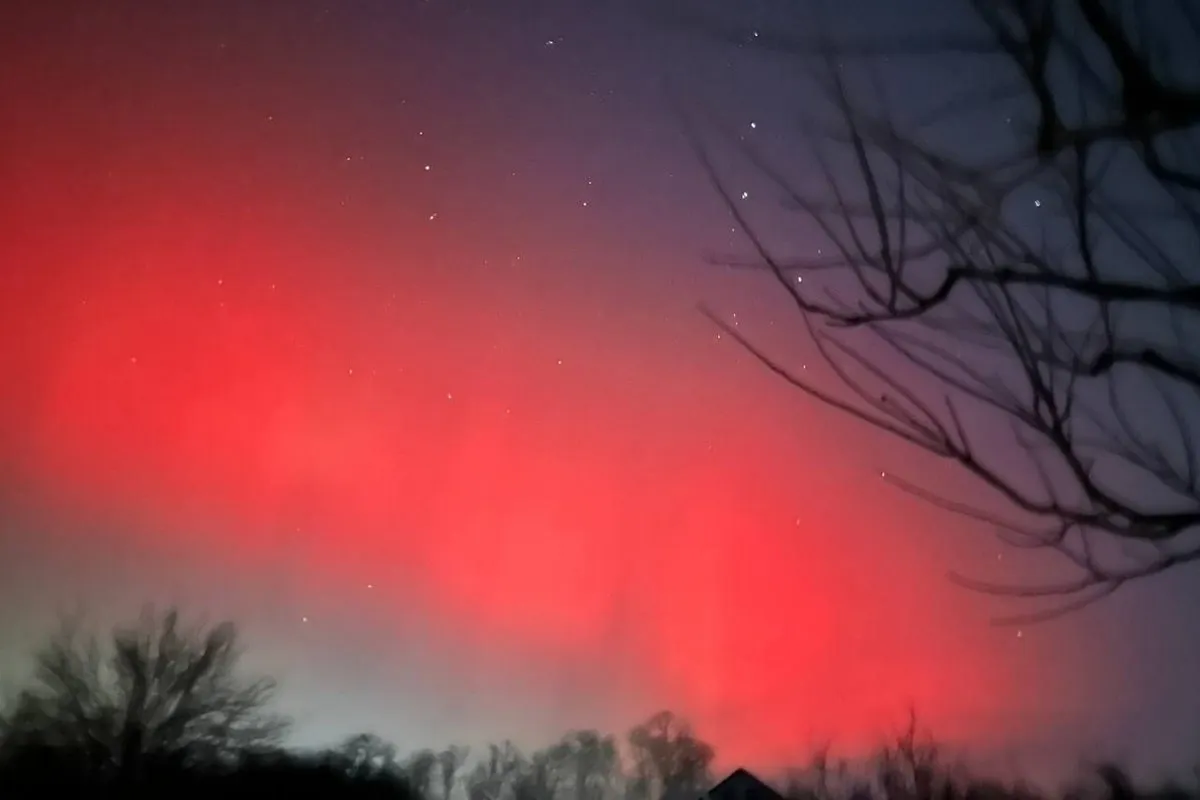 Від червоного та пурпурного – до зеленого: в небі у Дніпрі та області вночі можна було побачити полярне сяйво 14