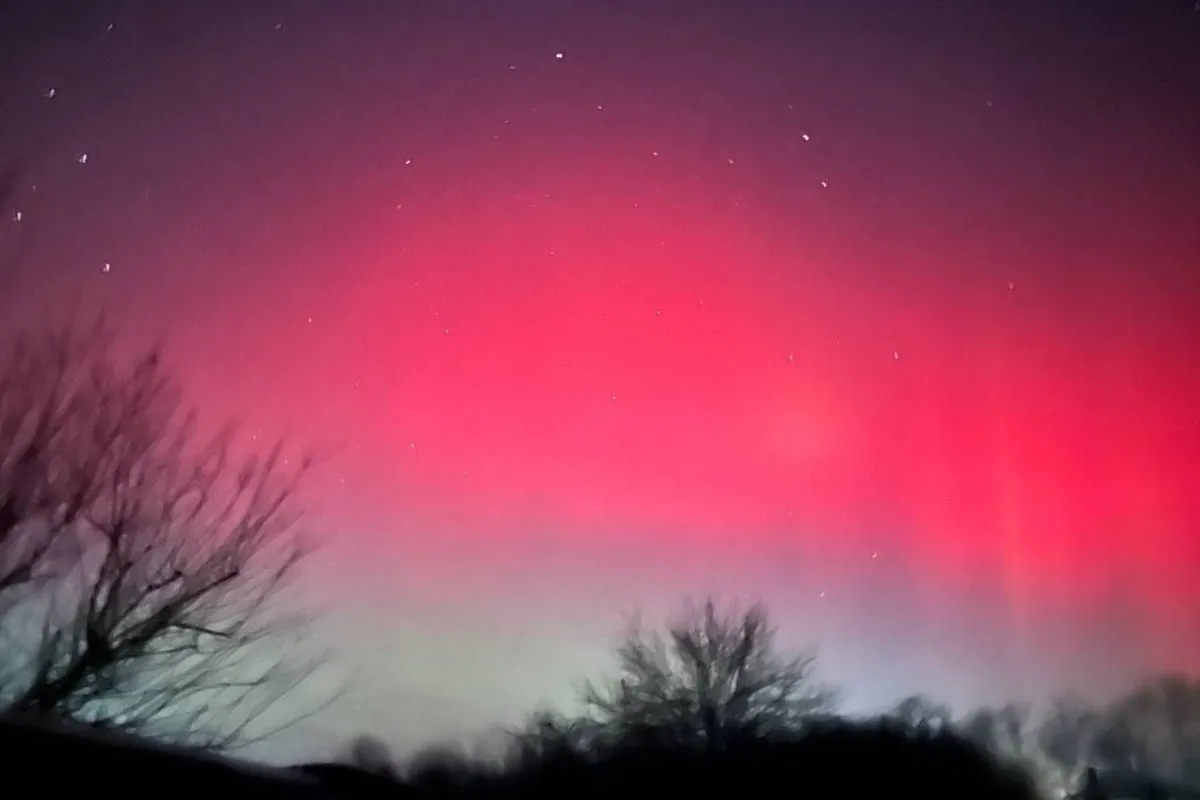 Від червоного та пурпурного – до зеленого: в небі у Дніпрі та області вночі можна було побачити полярне сяйво 10
