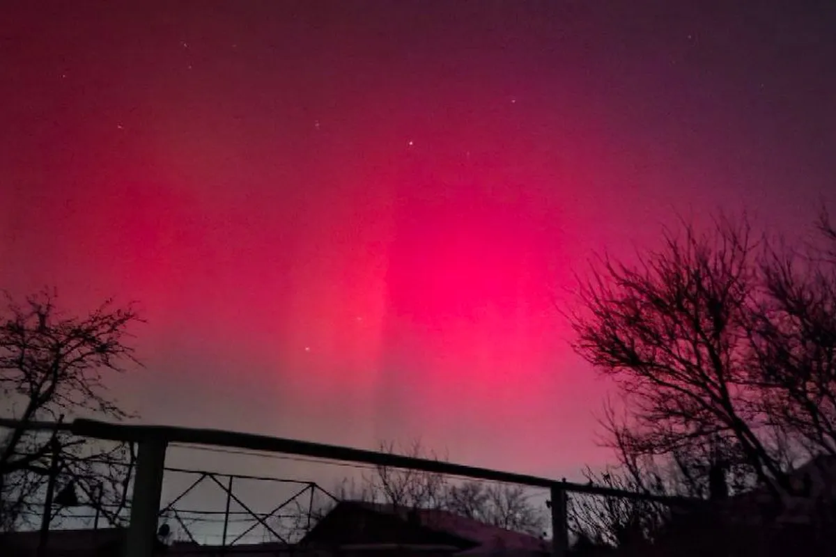 Від червоного та пурпурного – до зеленого: в небі у Дніпрі та області вночі можна було побачити полярне сяйво 12